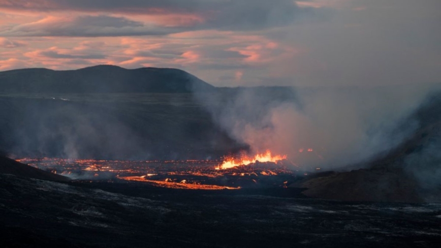 Gần 800 trận động đất xảy ra, Iceland ban bố tình trạng khẩn cấp vì lo ngại núi lửa phun trào