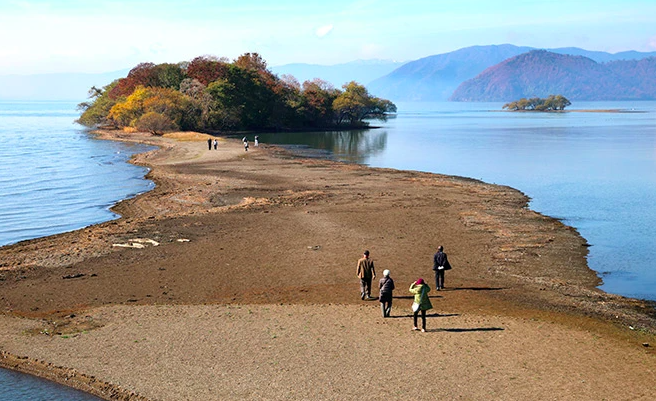 Cảnh tượng hiếm thấy khi mực nước hồ lớn nhất Nhật Bản giảm xuống