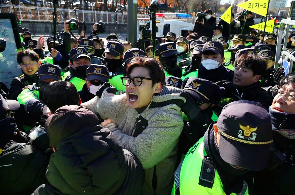 Nông dân Hàn Quốc xô xát với cảnh sát để phản đối lệnh cấm thịt chó
