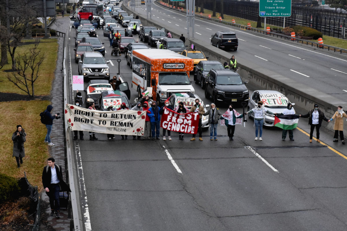 Người biểu tình chặn đường vào sân bay ở New York và Los Angeles| Tân Thế Kỷ