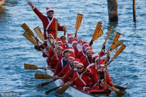 Hàng trăm Ông già Noel bỏ xe đi thuyền trên sông Venice| Tân Thế Kỷ