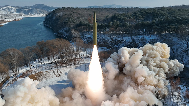 Triều Tiên tuyên bố phóng thử thành công tên lửa siêu thanh nhiên liệu rắn| Tân Thế Kỷ| TTK NEWS
