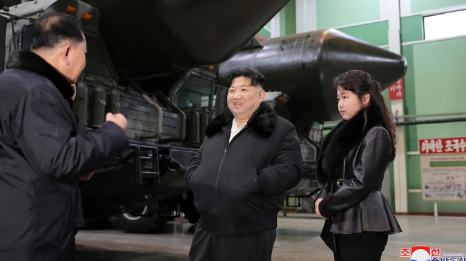 Kim Jong Un cho tăng cường sản xuất phương tiện phóng tên lửa di động| Tân Thế Kỷ| TTK NEWS