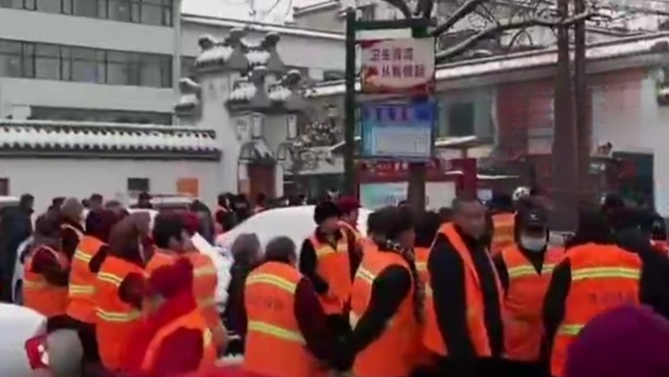 Trung Quốc: Bất chấp bão tuyết, nhiều công nhân Hà Nam tụ tập đòi nợ lương