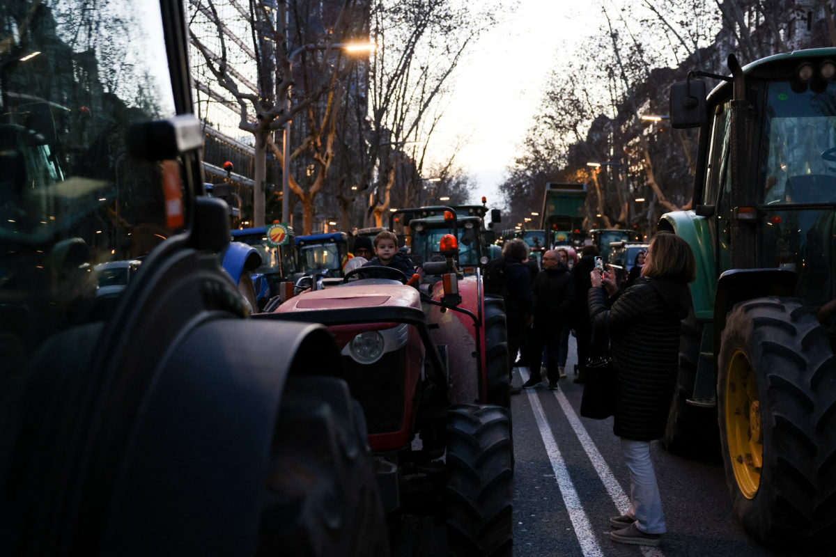 Hàng nghìn nông dân Tây Ban Nha biểu tình ngày thứ 2 bằng xe máy kéo | Tân Thế Kỷ