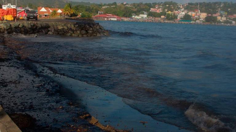 Tràn dầu ở Trinidad sau vụ đắm tàu ​​bí ẩn | Tân Thế Kỷ