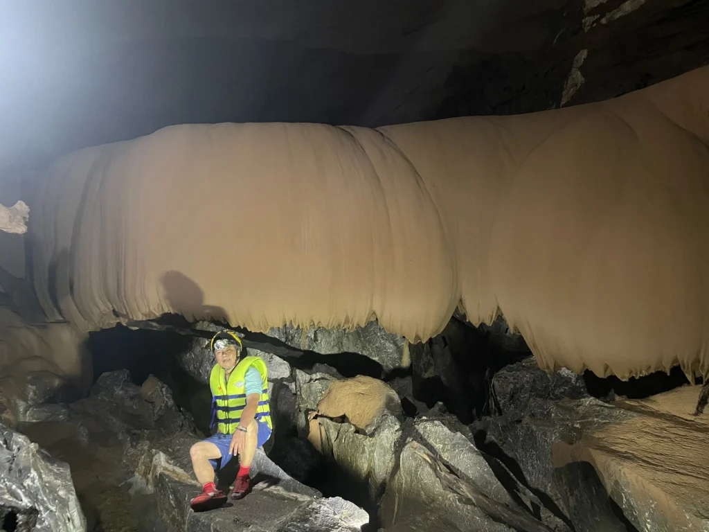 Phát hiện hang động có khối thạch nhũ đẹp như "rèm lụa" ở Quảng Bình