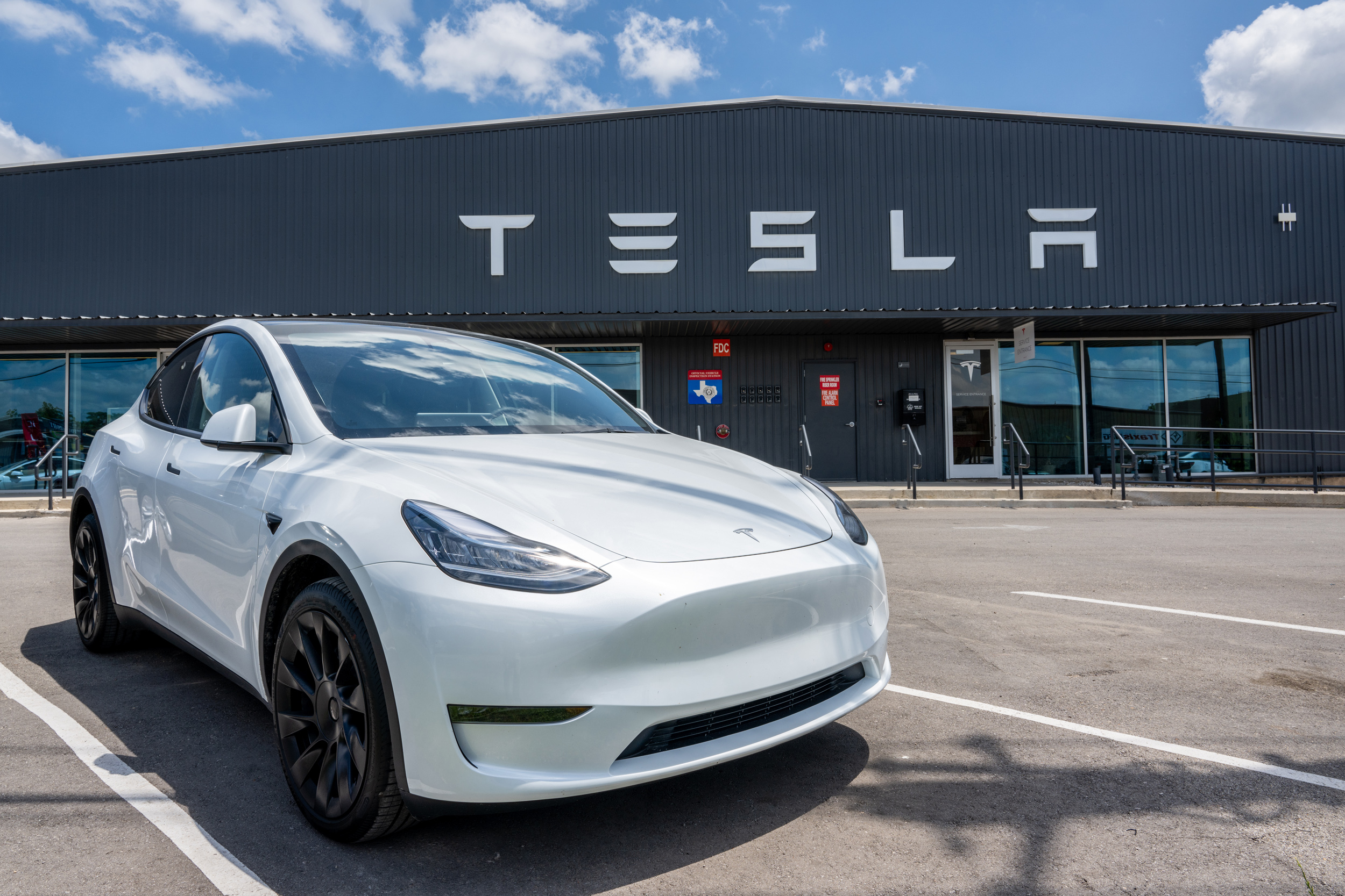 Tesla sắp giảm hơn 10% nhân sự| Tân Thế Kỷ