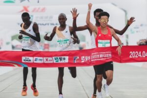 Kỷ lục gia marathon Trung Quốc bị tước huy chương| Tân Thế Kỷ