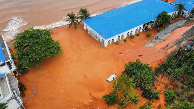 Lũ cát cùng bùn đỏ ập xuống vùi lấp đường du lịch ở Mũi Né