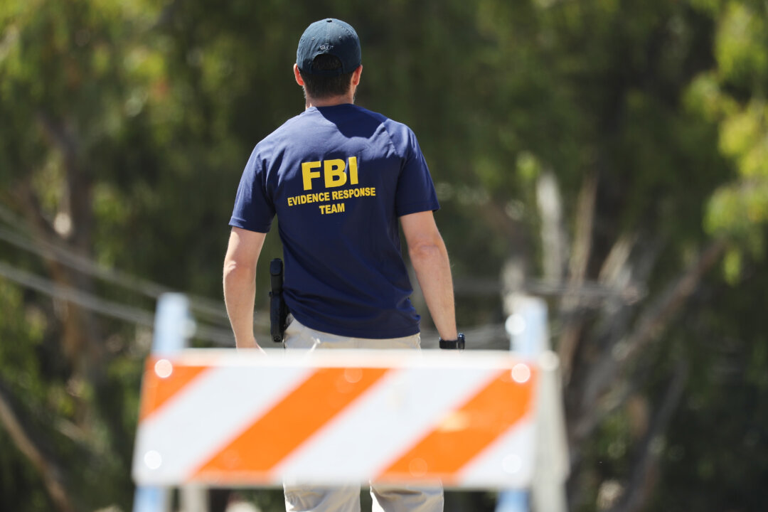 Một đặc vụ FBI đi tới hiện trường ở California| Tân Thế Kỷ