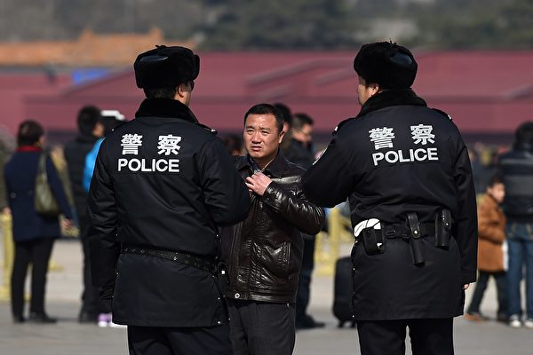 Thắt chặt kiểm soát, cảnh sát Trung Quốc được phép kiểm tra điện thoại người dân bất cứ lúc nào.