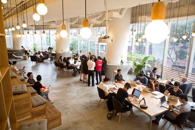 Ngày càng nhiều người làm việc ở quán cà phê - Tân Thế Kỷ