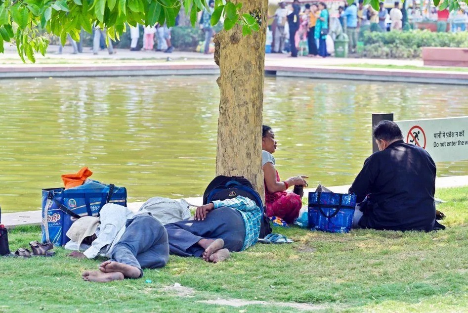 Người dân nghỉ ngơi dưới bóng râm ở New Delhi. Ảnh: Getty Images