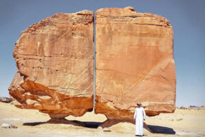 Bí ẩn tảng đá tách đôi trên sa mạc trông như được cắt bằng tia laser