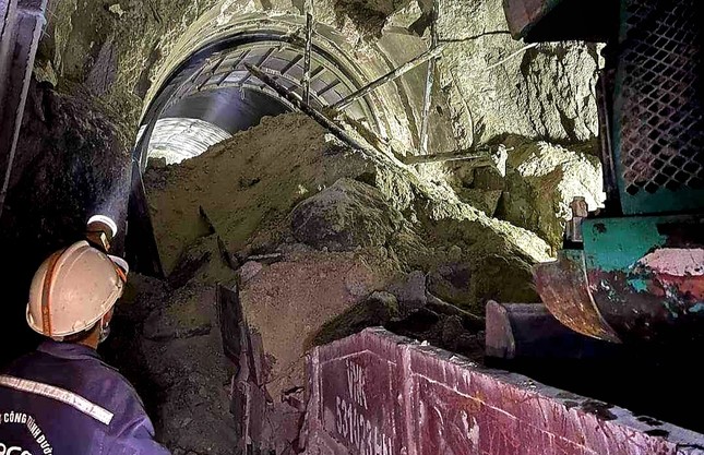 Công nhân ngành đường sắt kiểm tra việc sạt lở tại hầm đường sắt Chí Thạnh.