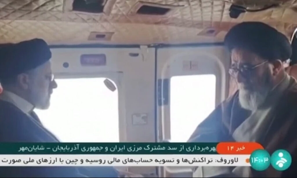 Tổng thống Iran Ebrahim Raisi (trái) trên chiếc trực thăng trước khi gặp sự cố hôm 19-5. Ảnh: IRINN