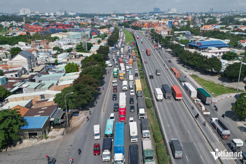 cao toc tphcm long thanh bi dong o to rong ran tren quoc lo 296 1