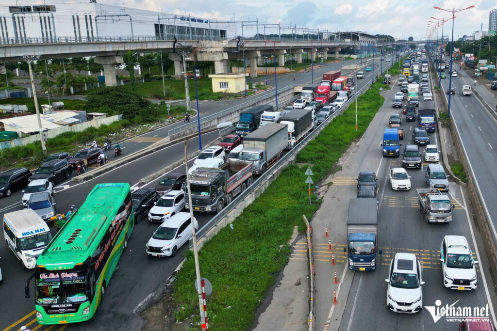 cao toc tphcm long thanh bi dong o to rong ran tren quoc lo 296 3