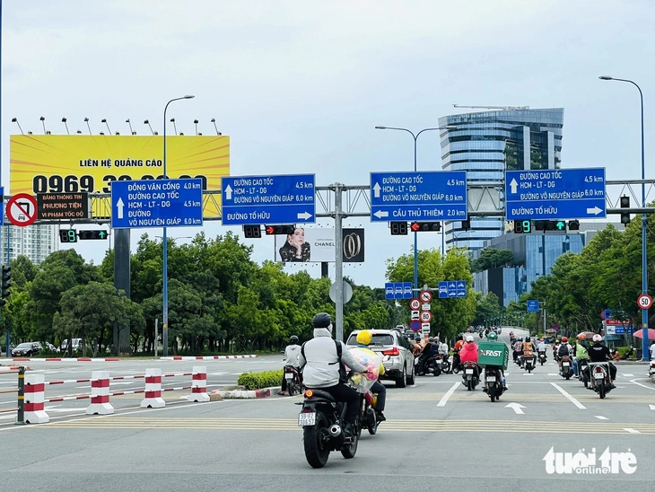 dieu chinh den dem nguoc den do bo giay dem lui den xanh vang giu nguyen 1