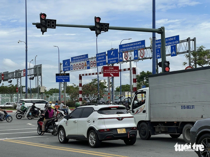 dieu chinh den dem nguoc den do bo giay dem lui den xanh vang giu nguyen 2