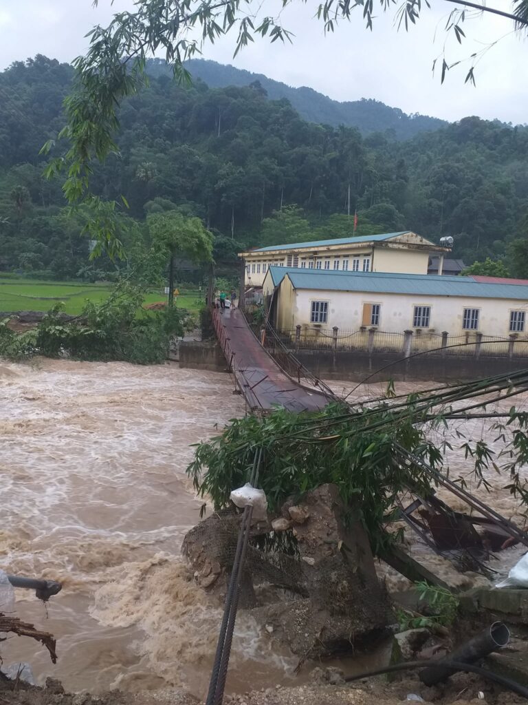 ha giang mua lon lam sap cau treo vui lap nhieu ngoi nha va thiet hai ve nguoi 1