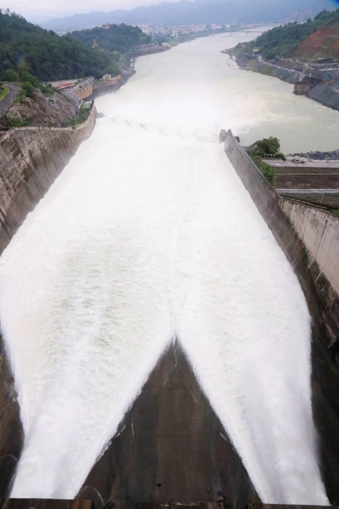 ho thuy dien hoa binh mo cua xa day thu 4 ho son la bat dau xa lu 2