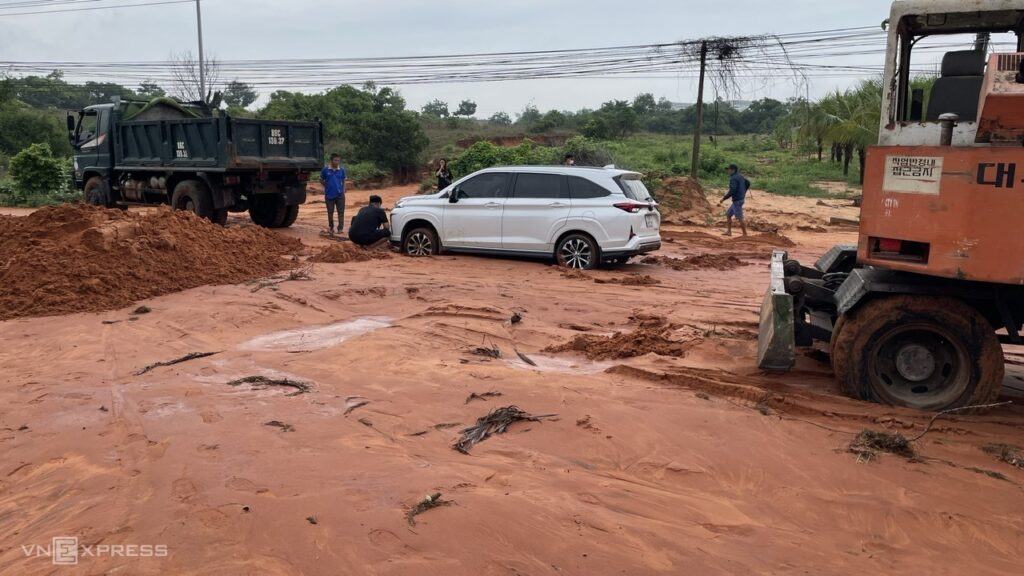 phan thiet lu cat do xe toac doi tran xuong chia cat duong di mui ne 2