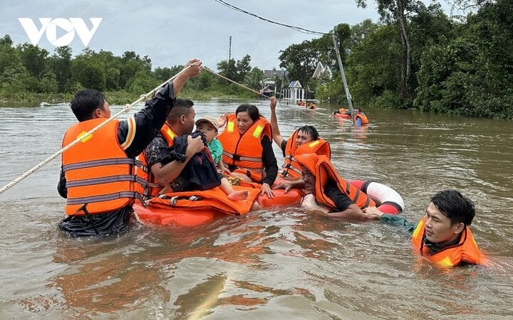 phu quoc hon 700 du khach mac ket nguoi dan di doi 1