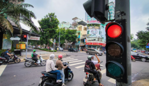 Người dân chờ đèn đỏ tại giao lộ Nguyễn Đình Chiểu - Trương Định (nơi được thí điểm đèn giao thông không đếm ngược tại TP.HCM) - Ảnh: CHÂU TUẤN