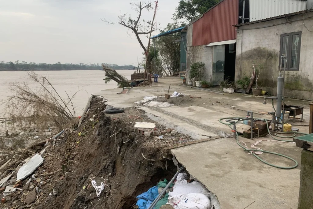 ha noi sat lo hang chuc met bo song hong di doi nhieu ho dan 1