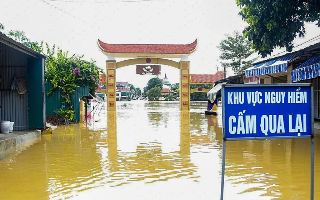 ha tinh hon 9000 hoc sinh nghi hoc do mua lu 1