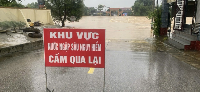 ha tinh hon 9000 hoc sinh nghi hoc do mua lu 2