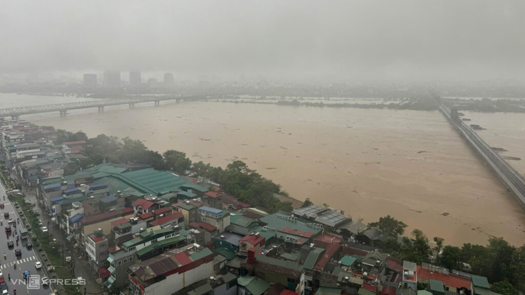 hien trang 6 cau cam xe do mua lu o ha noi va cac tinh 1