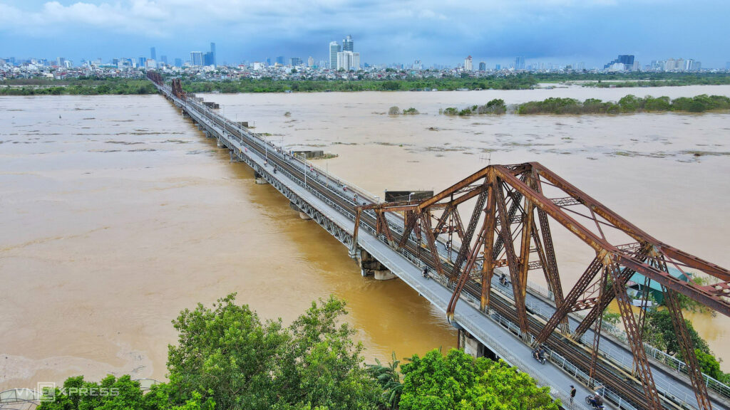 hien trang 6 cau cam xe do mua lu o ha noi va cac tinh 2