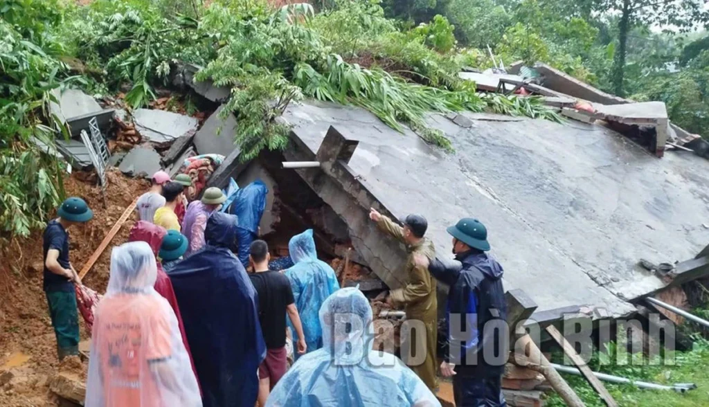 hoa binh sat lo dat vui lap nha 4 nguoi thiet mang 1 bi thuong