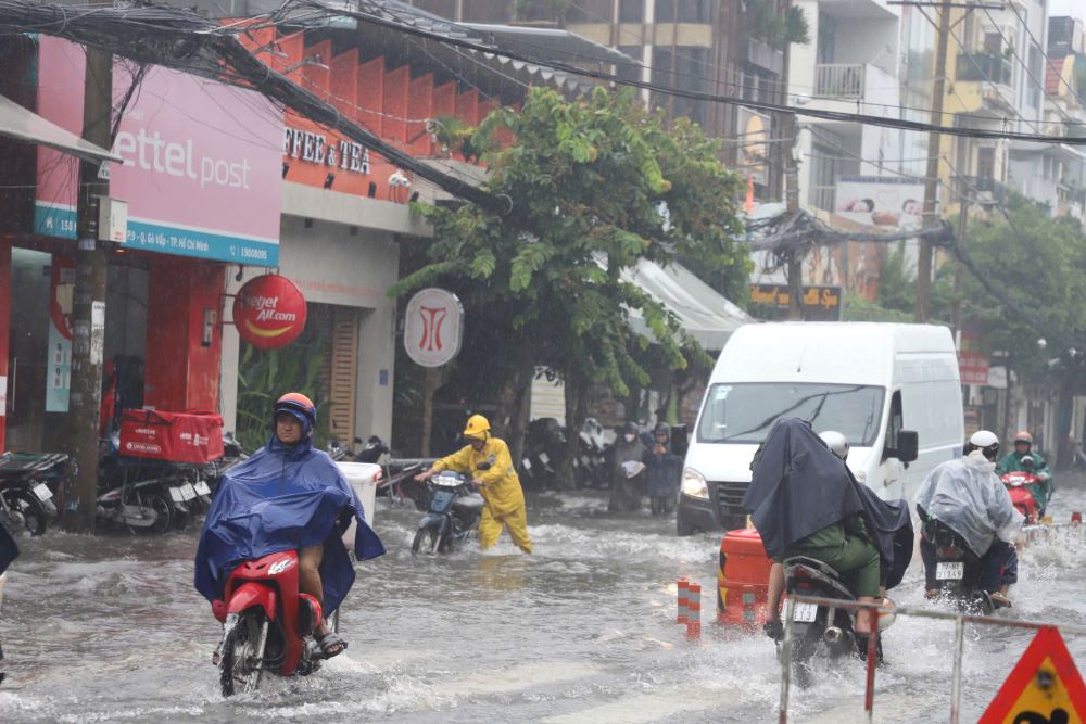 mua keo dai o tphcm gay ngap o nhieu tuyen duong 4