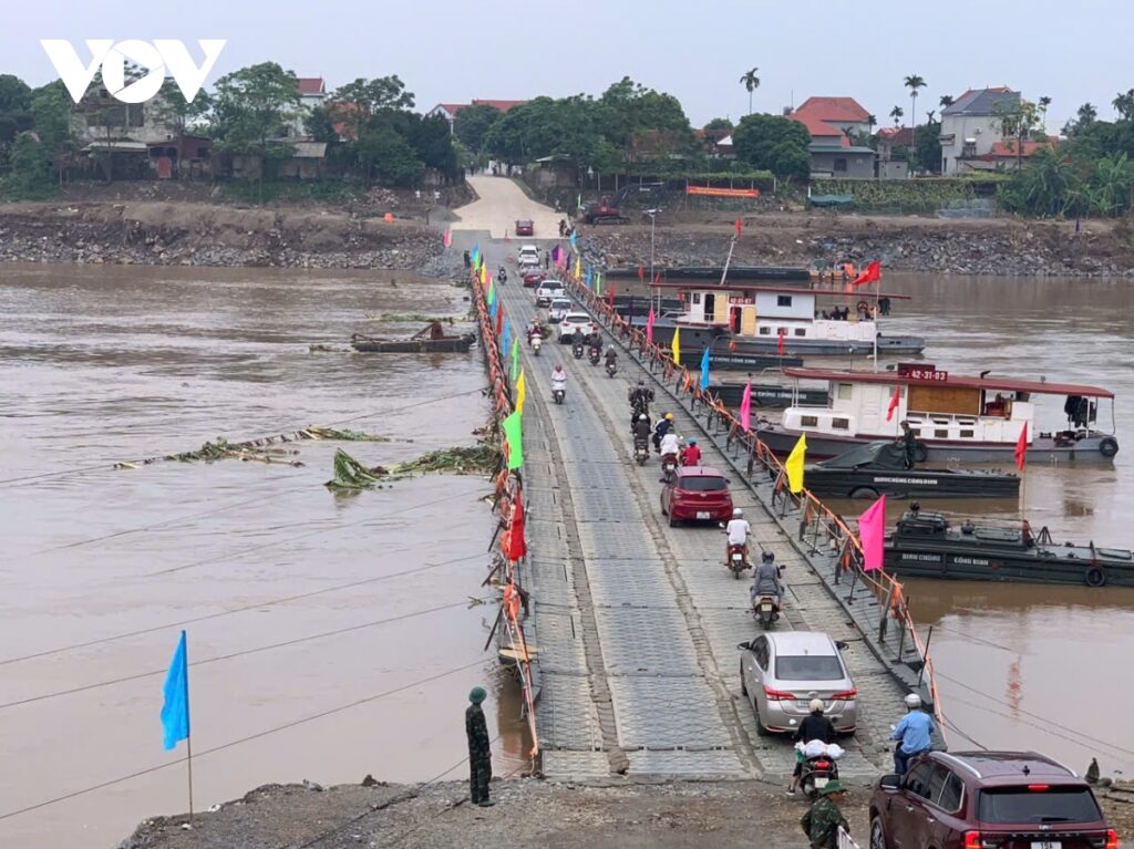 nguoi dan phu tho phan khoi luu thong qua cau phao phong chau trong ngay dau thong xe 2