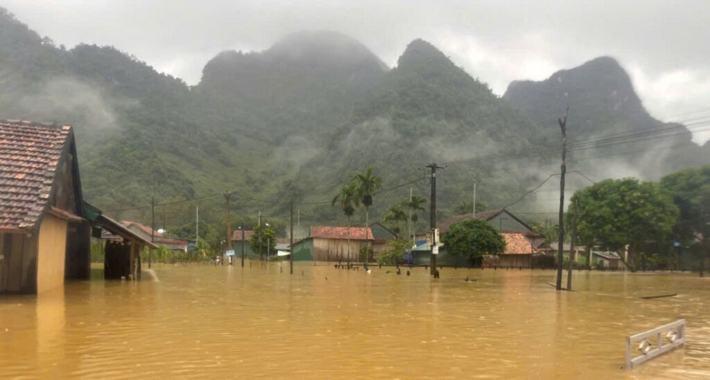 tan hoa quang binh ngap sau 2m hang tram ho dan len nha phao tranh tru 1