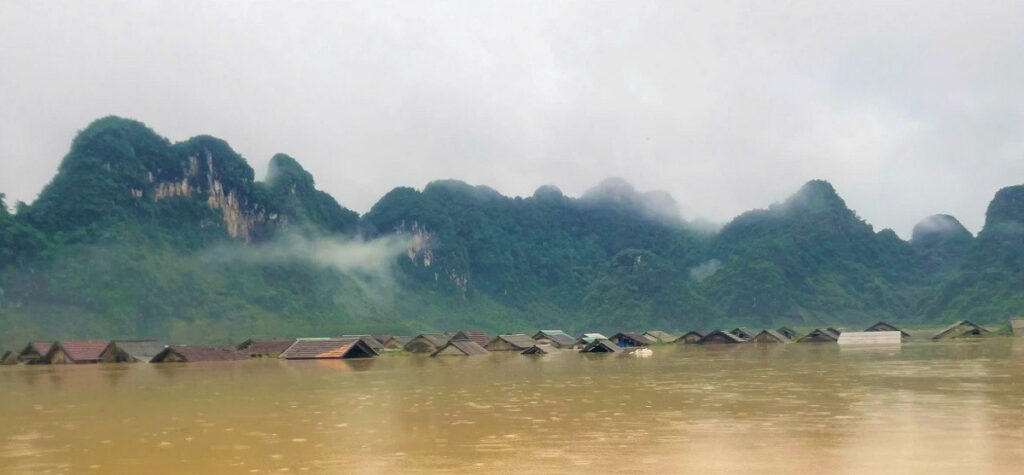 tan hoa quang binh ngap sau 2m hang tram ho dan len nha phao tranh tru 3