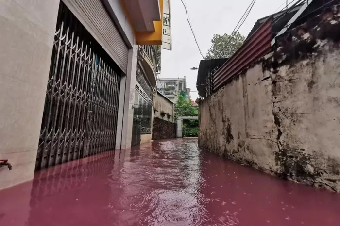 xac minh vu nuoc mau do tran vao khu dan cu o ha noi 4