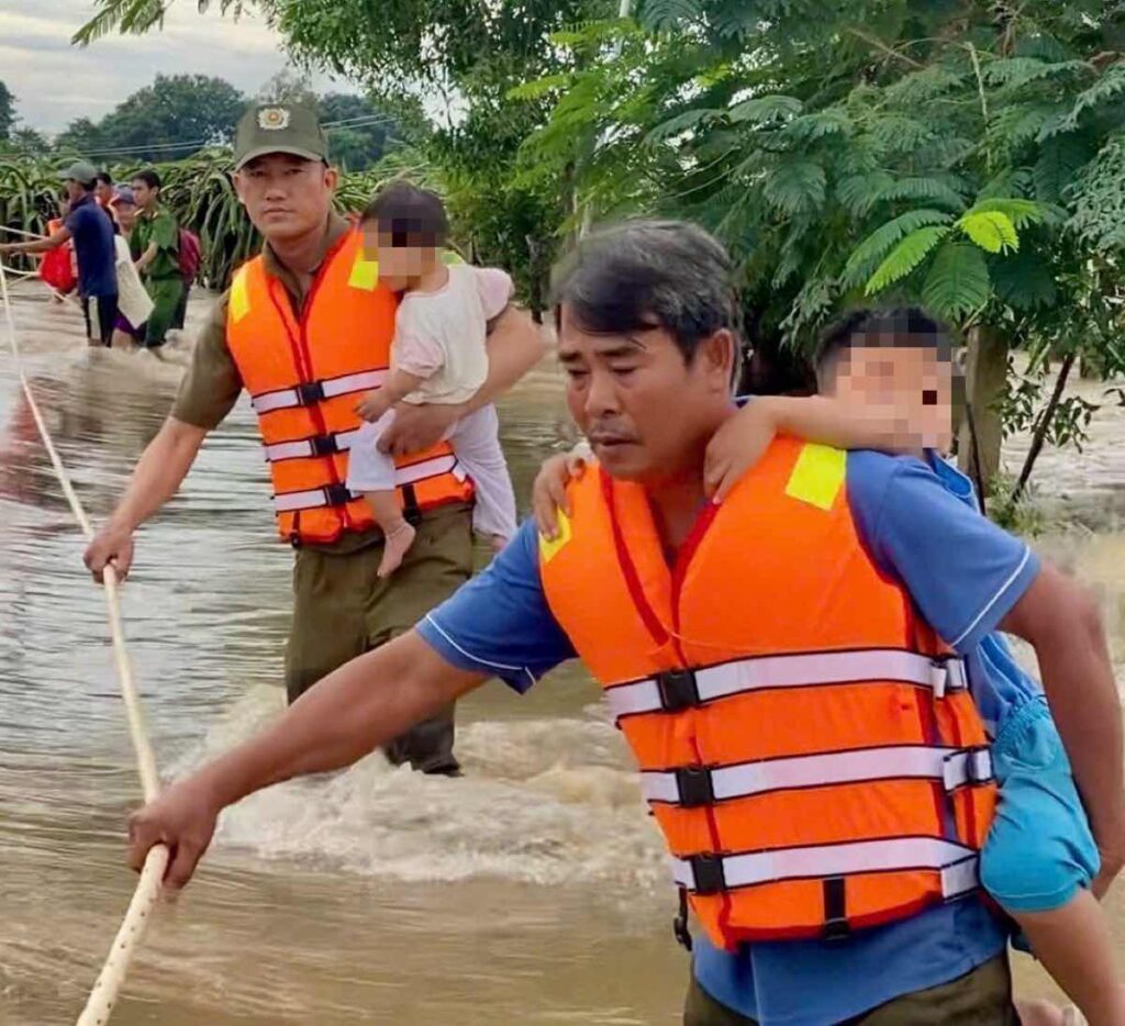 binh thuan mua lon ngap lut dien rong di doi nhieu ho dan 2 ho tang luu luong xa lu 4