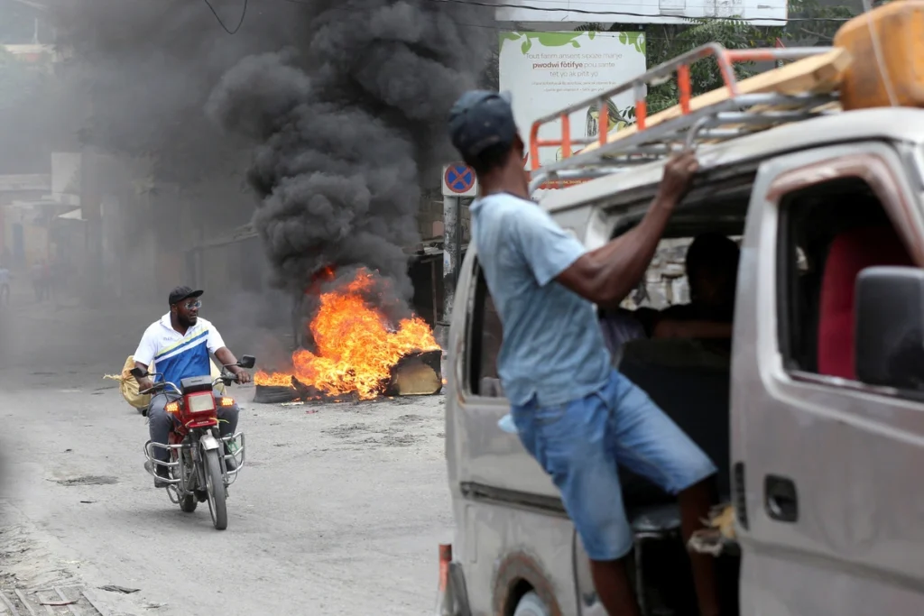 3 may bay thuong mai my bi ban o haiti 2