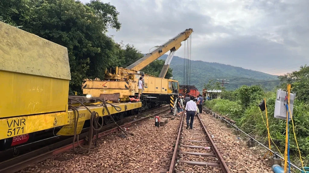 duong sat qua deo hai van hoat dong lai sau su co tau hang trat banh 1