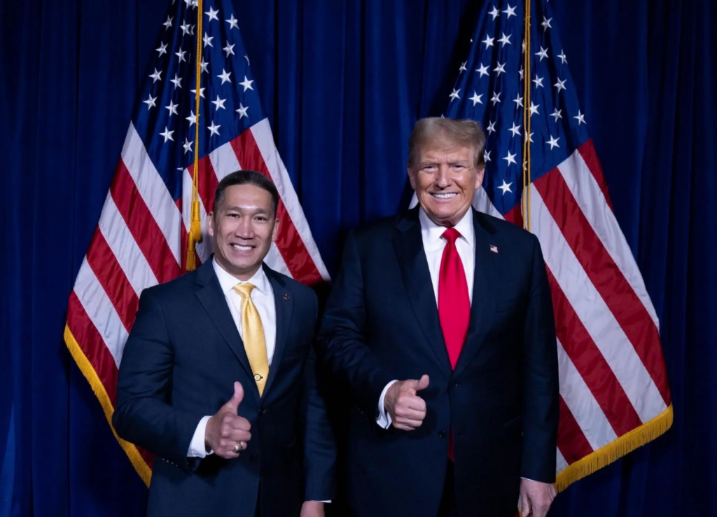 Tổng thống Trump và Đại tá gốc Việt Hùng Cao. Ảnh: NYP.
