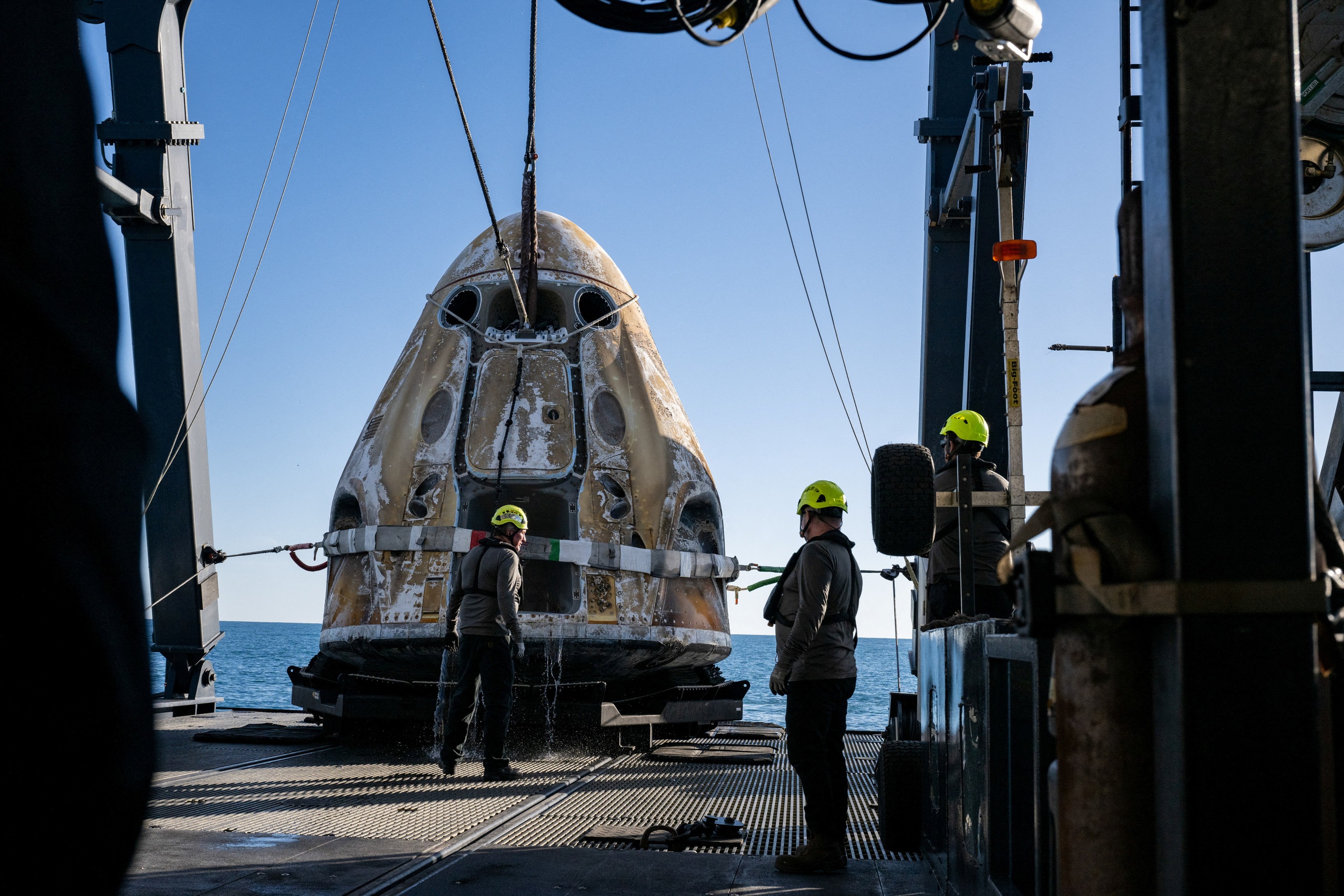 Các đội hỗ trợ của SpaceX làm việc xung quanh con tàu ngay khi nó hạ cánh xuống vùng biển ngoài khơi Tallahassee, Florida - Ảnh: REUTERS
