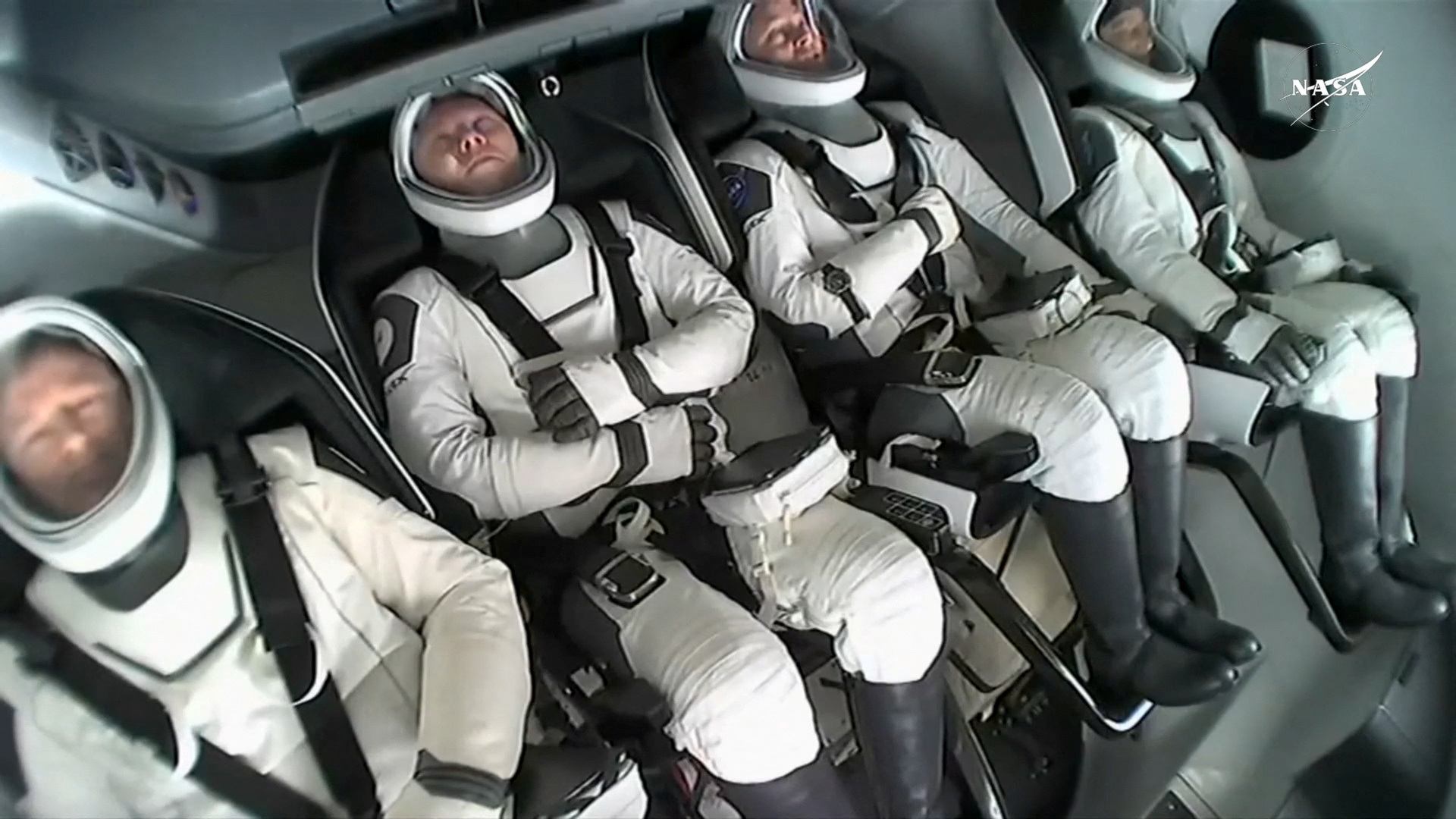 Ông Butch Wilmore, bà Suni Williams cùng hai phi hành gia khác trong chuyến tàu trở về Trái đất - Ảnh: NASA TV