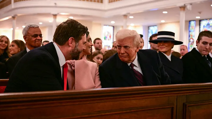 Tổng thống đắc cử Donald Trump phát biểu với Phó Tổng thống đắc cử JD Vance trong buổi lễ nhà thờ tại Nhà thờ Episcopal St. John, Quảng trường Lafayette ở Washington, DC, vào ngày 20 tháng 1. (Jim Watson/AFP qua Getty Images)