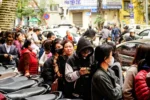 Người dân xếp hàng dài chờ mua vàng trên phố Trần Nhân Tông (Hà Nội) - Ảnh: M.ANH