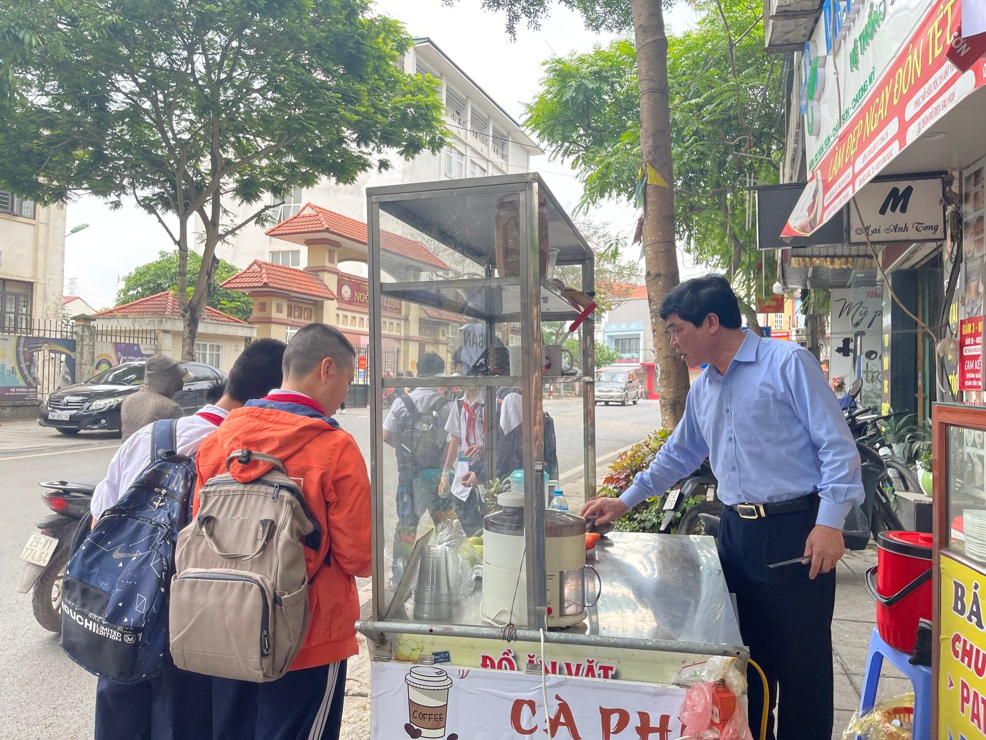 Bộ Y tế đề nghị Hà Nội kiểm tra quán bán thịt xiên nướng, đồ ăn nhanh quanh trường học